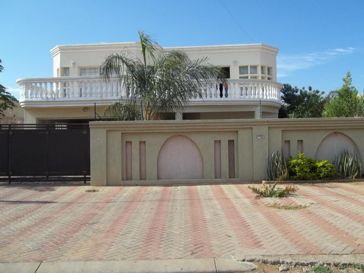 Carlcyn Homestay Gaborone Esterno foto