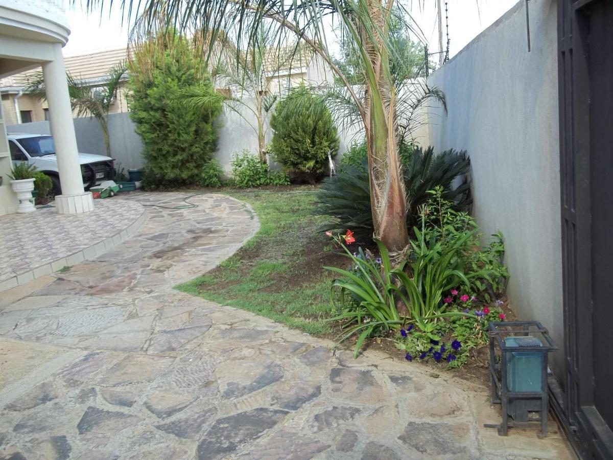 Carlcyn Homestay Gaborone Esterno foto