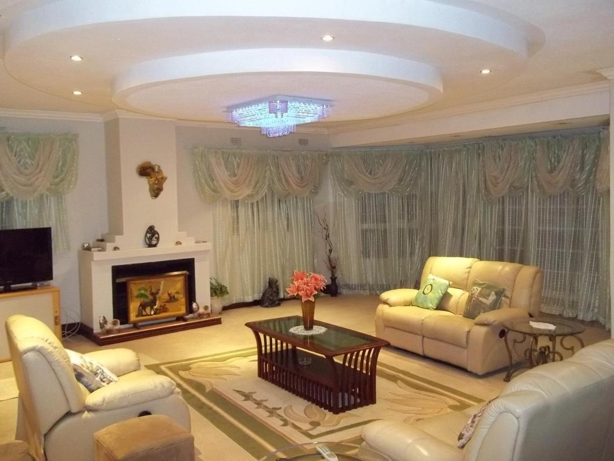 Carlcyn Homestay Gaborone Esterno foto