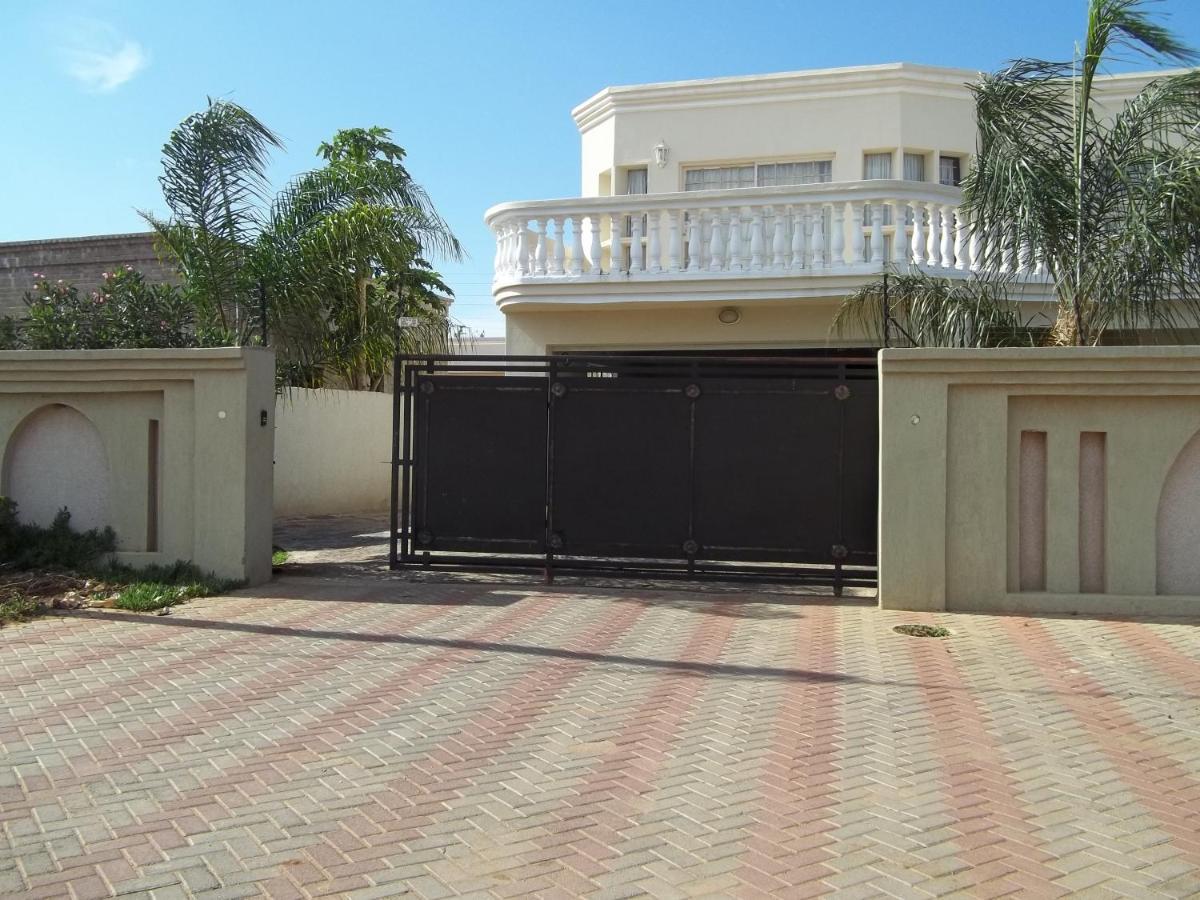 Carlcyn Homestay Gaborone Esterno foto