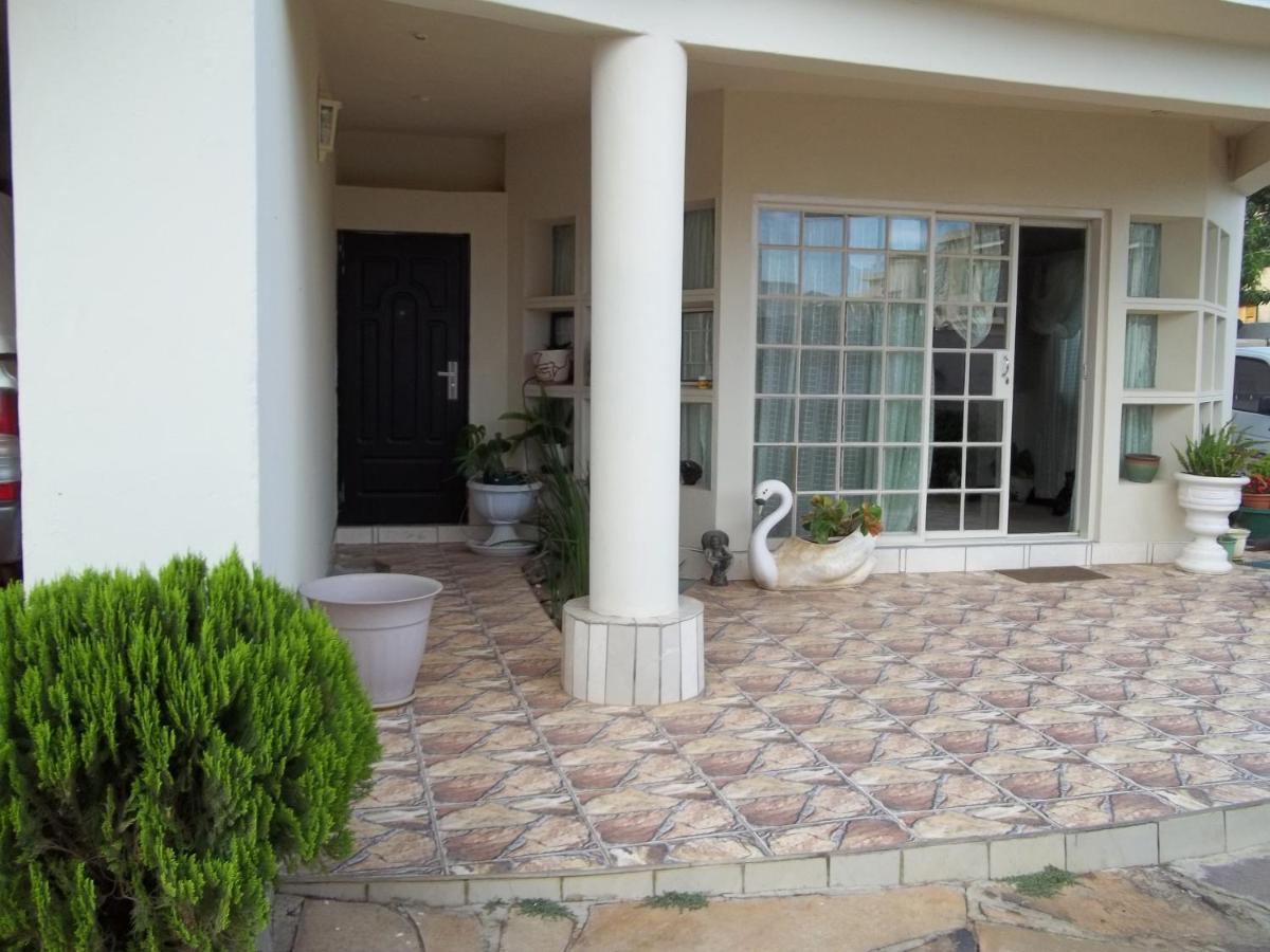 Carlcyn Homestay Gaborone Esterno foto