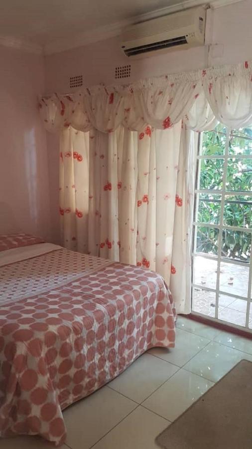 Carlcyn Homestay Gaborone Esterno foto