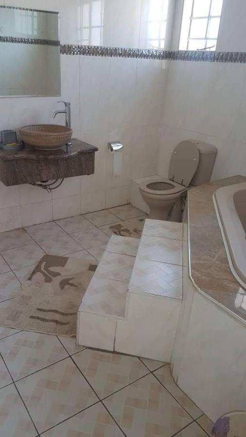 Carlcyn Homestay Gaborone Esterno foto