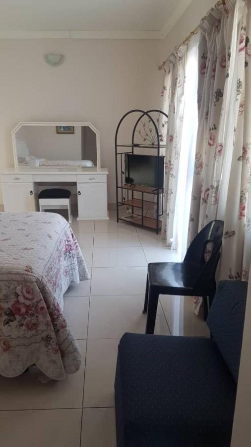 Carlcyn Homestay Gaborone Esterno foto