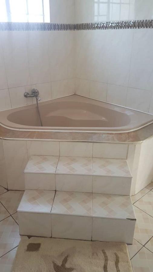 Carlcyn Homestay Gaborone Esterno foto