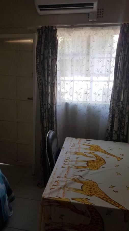 Carlcyn Homestay Gaborone Esterno foto