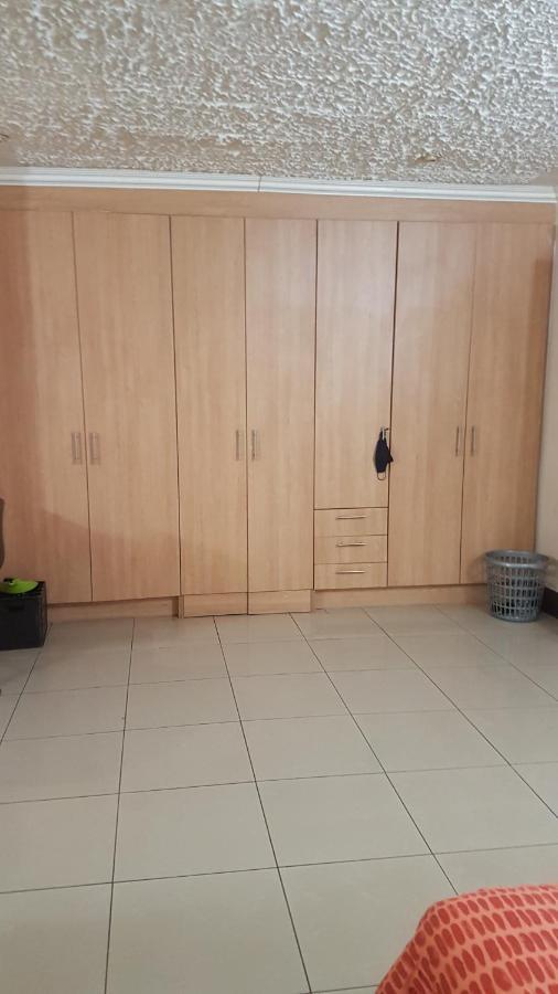 Carlcyn Homestay Gaborone Esterno foto